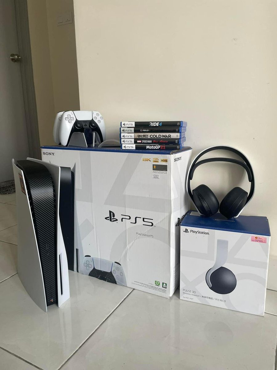 jllmisai's tweet photo. Tahun 2023 ni harga PS5 jatuh mendadak!! 

Harga mula² keluar RM3500 dah turun sampai jadi 1k jer memang murah. Rugi siapa tak beli.

Cuba mention insan tersayang suruh belikan, manalah tahu betul-betul dapat..😅 https://t.co/Sh2m2yrgPE