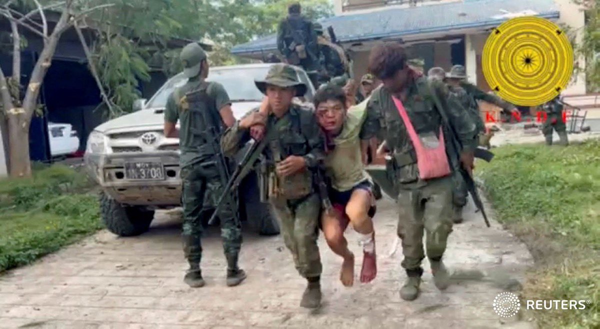 Pic 1: Mar 14 2021: A young protester trying to save his friend who was mercilessly gunned down by SAC soldiers 

Pic 2: Nov 14, 2023: Youth resistance fighters trying to save SAC soldiers who were injured in the battle

No PR coup need; that’s who we r

#WhatsHappeningInMyanmar