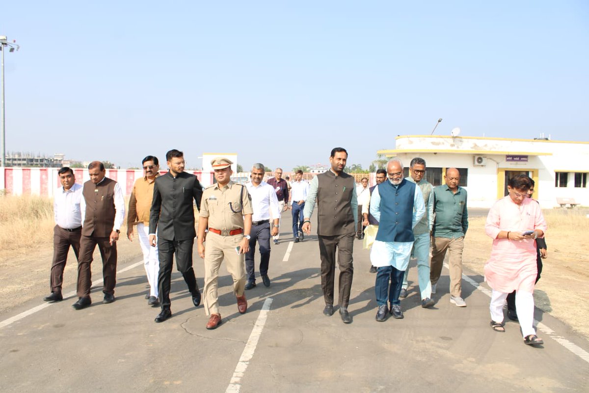 અમરેલી એરપોર્ટ પર રાજ્યના મૃદુ અને મક્કમ મુખ્યમંત્રી શ્રી <a href="/Bhupendrapbjp/">Bhupendra Patel</a>  સાહેબનું સ્વાગત કર્યું.