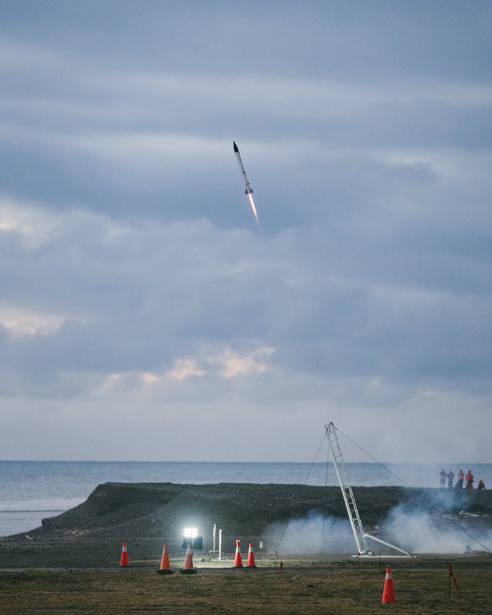 TaiwanToday_TH's tweet image. เมื่อวันที่ 12 พ.ย. มหาวิทยาลัยเฟิงเจี่ย ประสบความสำเร็จในการยิง #จรวดไฮบริดขนาดเล็ก ที่มีชื่อว่า #SHSR-#Aero1 ขึ้นสู่ห้วงอวกาศในสนามยิงจรวดเพื่อการวิจัยเชิงวิทยาศาสตร์ในระยะสั้น ของคณะกรรมการวิทยาศาสตร์และเทคโนโลยีแห่งชาติ(NSTC) ที่ตั้งอยู่ใน #เมืองผิงตง
th.taiwantoday.tw/pics.php?unit=…