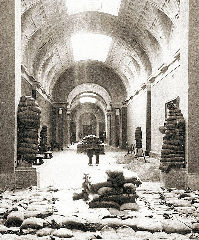 SandraFerrerV's tweet photo. El 16 de noviembre de 1936 nueve bombas caían sobre el Museo del Prado. Poco antes, se había creado la Junta de Defensa y Protección del Tesoro Artístico Nacional. Una de sus principales coordinadoras fue la escritora María Teresa León. 🧵👇 https://t.co/B0OSjsNxVd