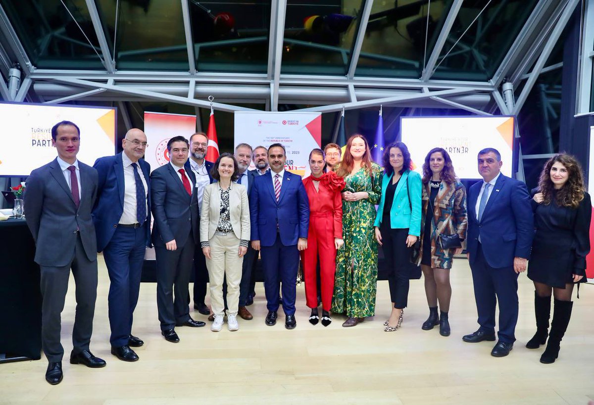 mfatihkacir's tweet photo. Cumhurbaşkanlığı Yatırım Ofisi @InvestTurkey ve Brüksel Büyükelçiliğimiz @TurkEmbBrussels tarafından düzenlenen Türkiye Yüzyılı Yatırım resepsiyonunda, Türkiye'nin yatırım potansiyelini anlattım.

Nitelikli ve genç insan kaynağı, Gümrük Birliği ve ticaret anlaşmalarıyla 1 milyarın üstünde nüfusa erişim fırsatları, eşsiz konumu ve güçlü lojistik imkanları Türkiye’mizi ayrıcalıklı kılıyor.

21 yılda kurduğumuz Ar-Ge ve inovasyon ekosistemi yüksek teknolojideki rolümüzü güçlendiriyor.

Otomotivden kimyaya, makineden savunma sanayiine, Türkiye üretim sektörleriyle yükseliyor. 

Doğru zaman, doğru adres: Türkiye 🇹🇷