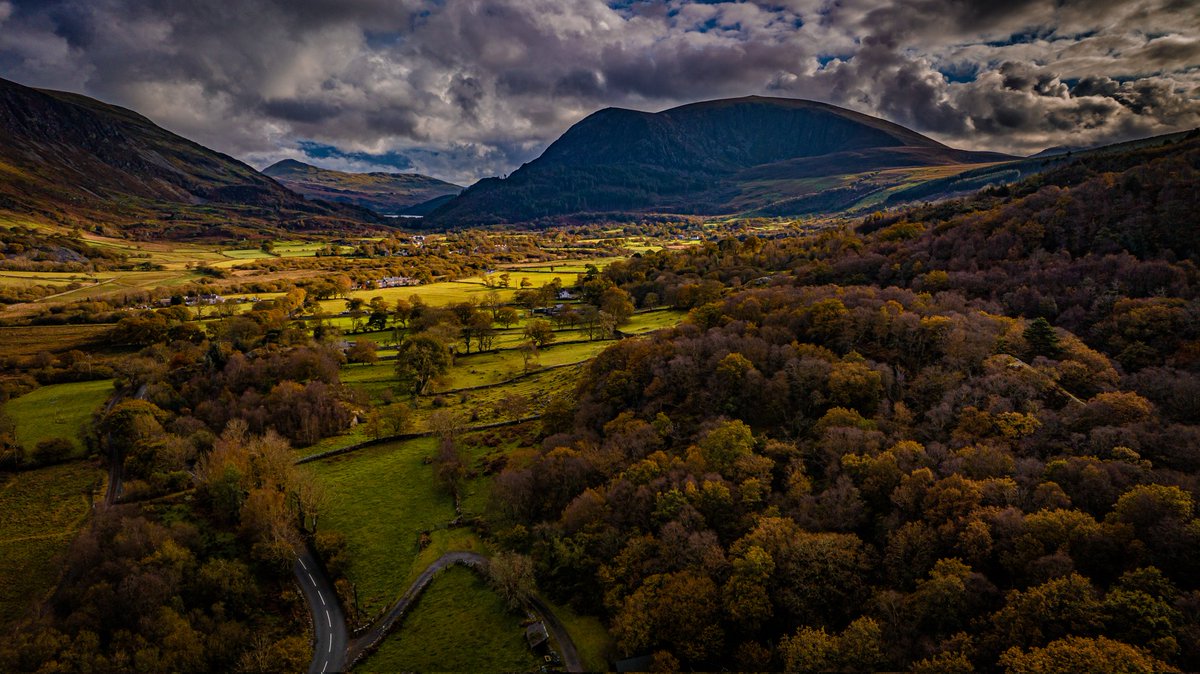 Them Autumn Colours looking towards Mynydd Mawr in Snowdonia 
Getting the flights in before winter

#northwales #dronephotography #eryri #snowdonia #WALES
