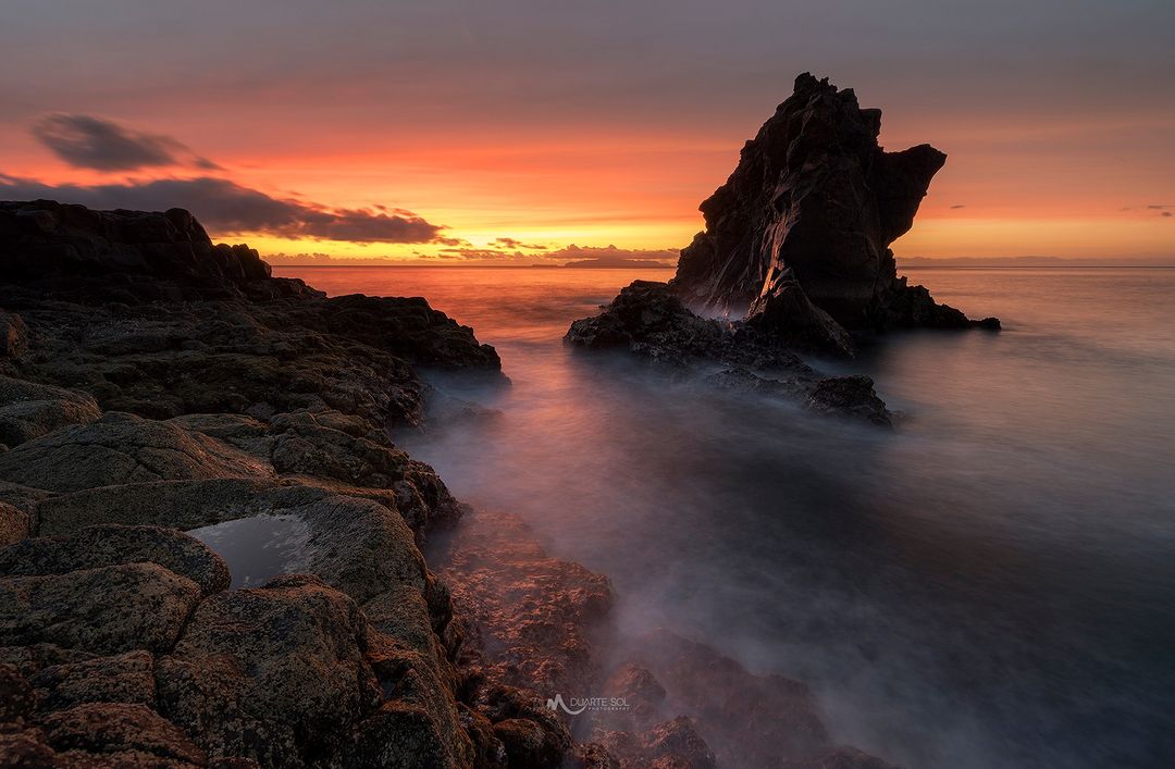 Haidafilter's tweet photo. Mesmerizing hues of the sea captured by our talented photographer @duartesol with the help of Haida ND filters.💯📷

The stunning seascape leaves us speechless, showcasing nature's raw beauty and tranquility. 🌅😍

#haidafilter #landscapephotography #seascapephotography https://t.co/lCJSQbfMQy