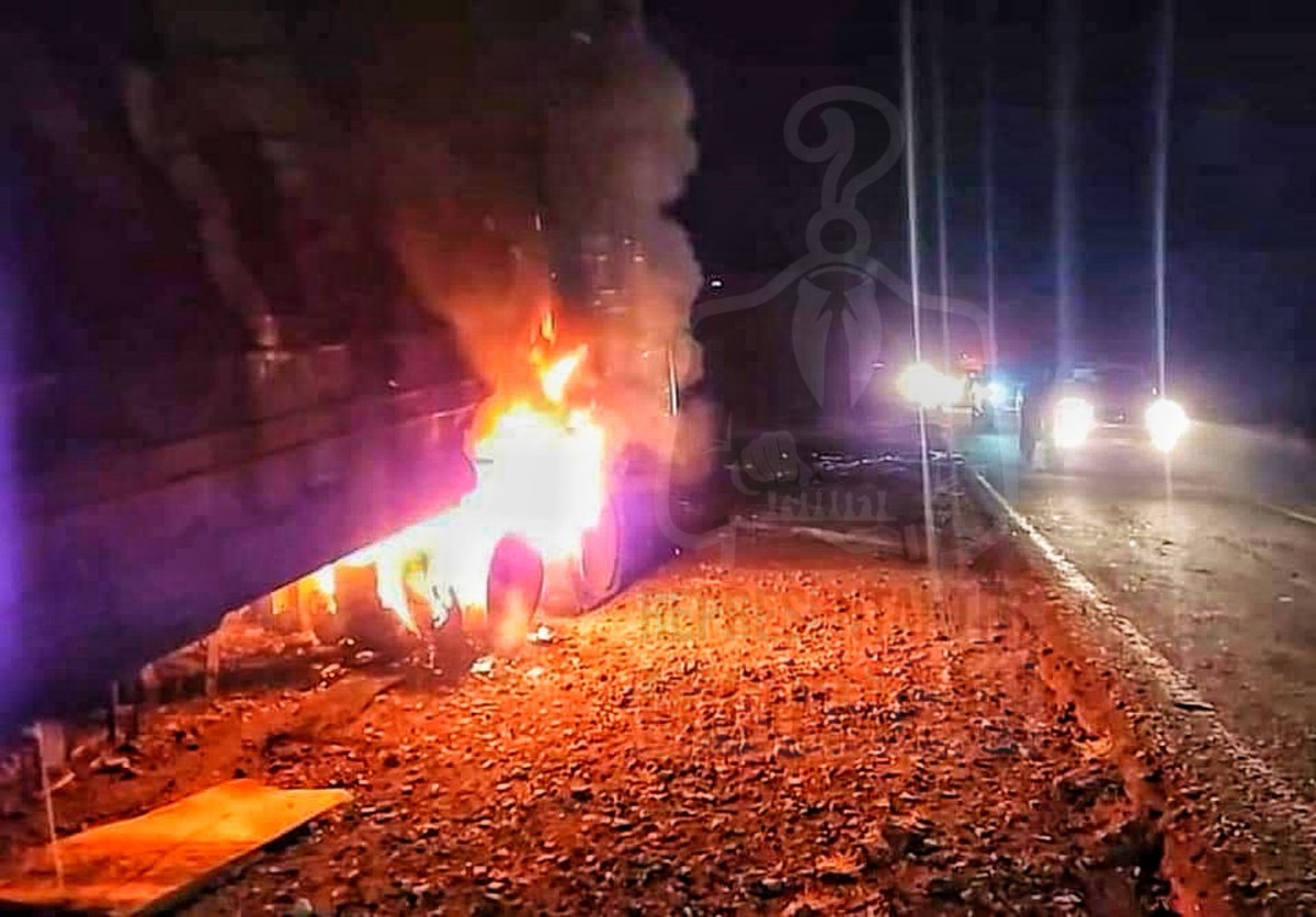 xRMSMx's tweet photo. 🚨‼️ #Michoacán  #ÚltimaHora | Reportan enfrentamientos, bloqueos y vehículos incendiados en diferentes municipios del Estado; Hay 5 policías heridos tras emboscada‼️

📢 #IxtlánDeLosHervores 📢 #Capula #Numaran #Huaniqueo ‼️🚨 https://t.co/ebDNURjDbJ