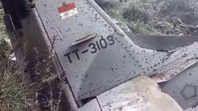 merapi_uncover's tweet photo. [Breaking news] baru saja Pesawat TNI AU jatuh di lereng Bromo, Pasuruan, Jatim. Belum diketahui detail peristiwa tersebut | @MasBiiem https://t.co/4Lj8rMXTol