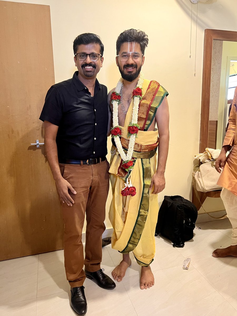 HarishNagaraju_'s tweet photo. ಹೊಸ ಬಾಳಿನ ಹೊಸಿಲಲಿ ನಿಂತಿರುವ ಮದುಮಗನಿಗೆ ಶುಭಾಶಯಗಳು 🥰 💐 @ವಾಸುಕಿ ವೈಭವ್ @vasukivaibhav
#vasukivaibhav #marraige #groom #anchorharishnagaraju #marriage #marriagetime #singer #musicdirector https://t.co/Zpum2XDb3P