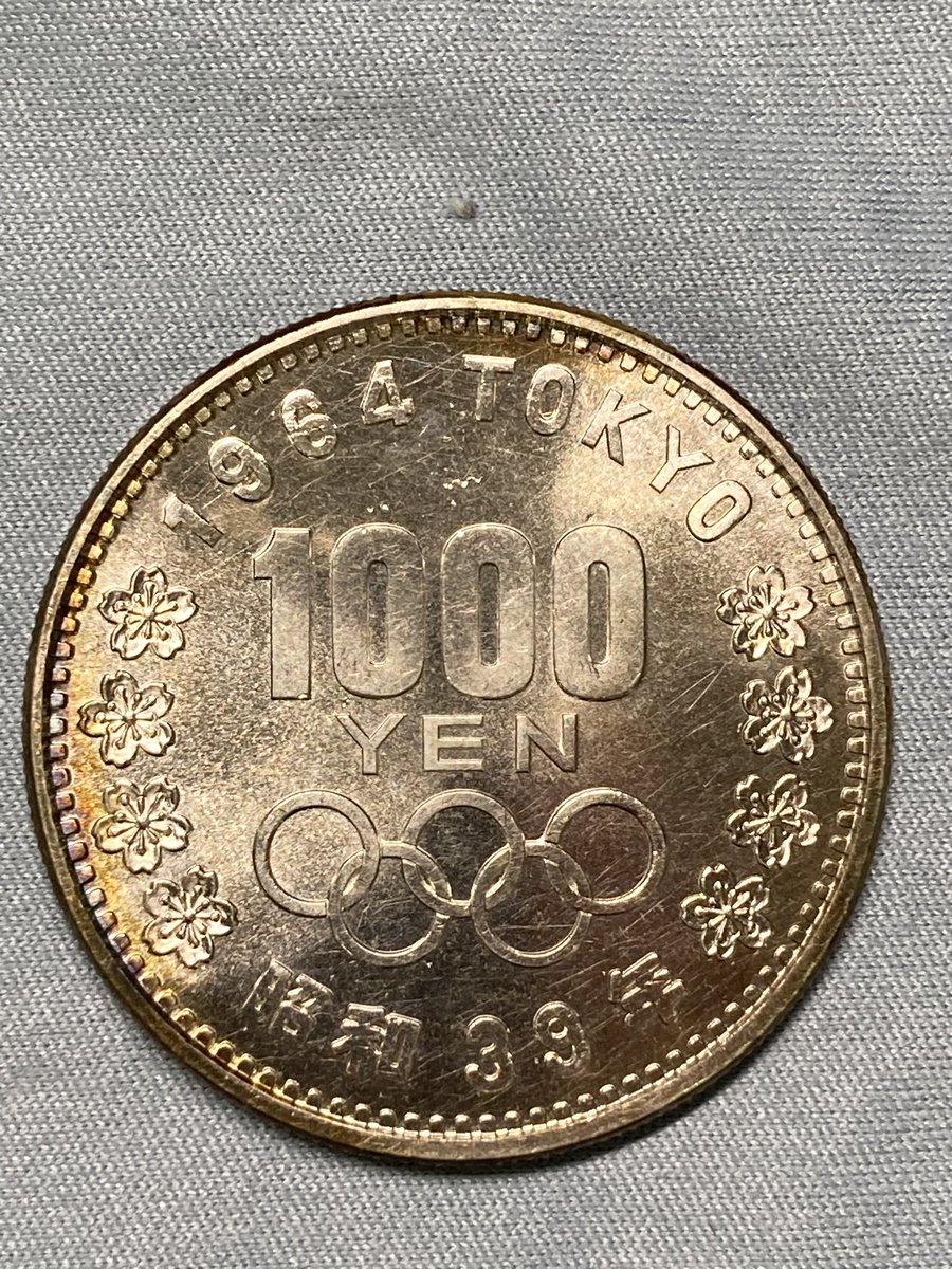本日の収穫その1
東京オリンピック1000円銀貨
なにこのトーン
そしてこの輝き
スレ傷はあるけど、そんなの気にならないくらいにえぐい