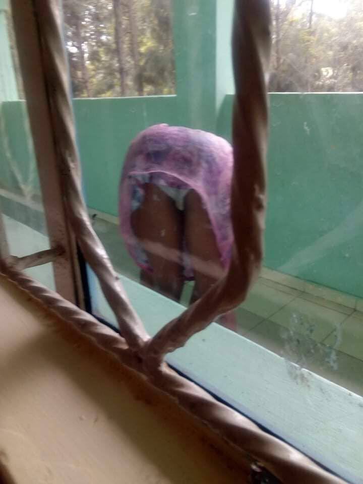 Agaba04's tweet photo. I always find my neighbor bending like this every morning, what should be my next step? https://t.co/WAuAbg8ui6