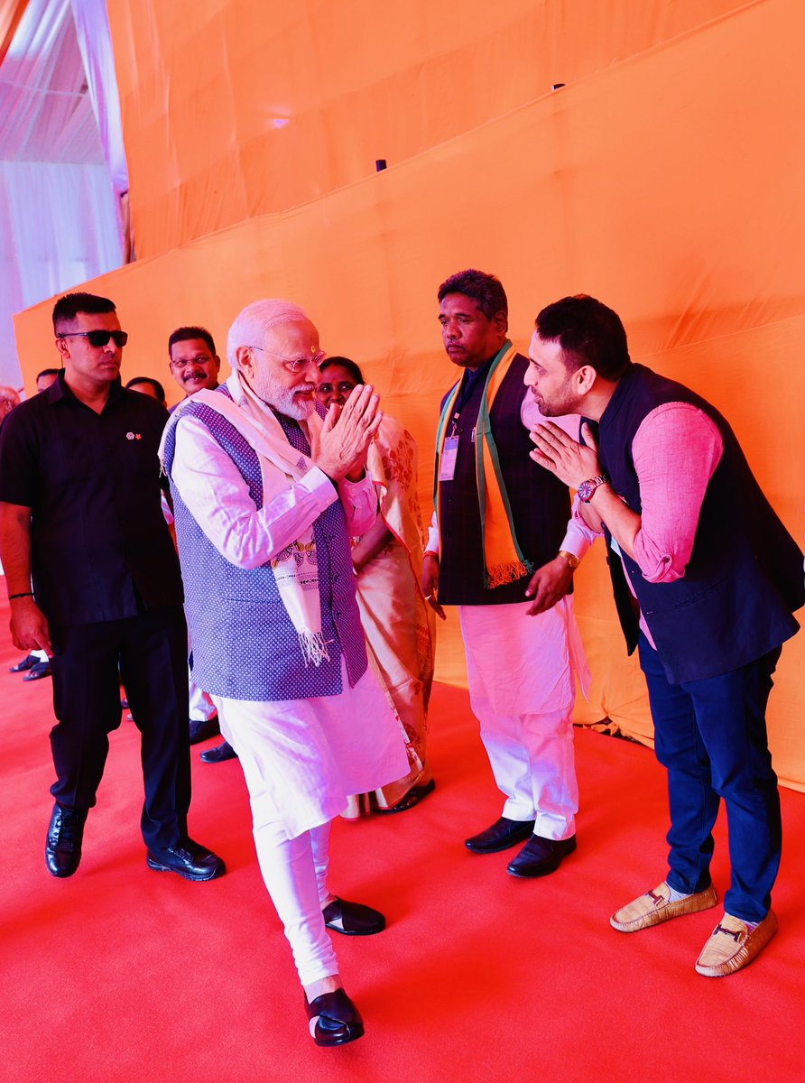 KunalSarangi's tweet photo. Welcoming Honourable PM @narendramodi Ji at the program venue before he addressed the nation on #janjatiyagauravdivas #जनजातीय_गौरव_दिवस #jharkhandbolemodimodi
आदरणीय प्रधानमंत्री #NarendraModi जी का सभा स्थल पर स्वागत जहाँ से उन्होंने राष्ट्र को #जनजातीय_गौरव_दिवस पर संबोधित किया।