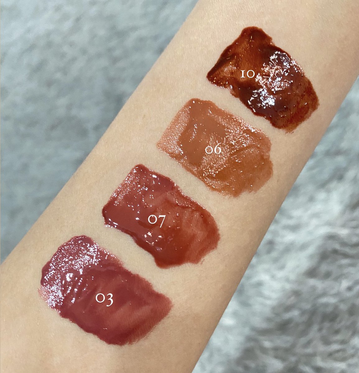 putrisilwii's tweet photo. @ohmybeautybank Emina glossy stain shade 07, produk lokal 40ribuan. Ga bikin bibir kering 👍🏻

03 lebih ke mauve, 07 tone agak kemerahan https://t.co/F6GuGqUCsA