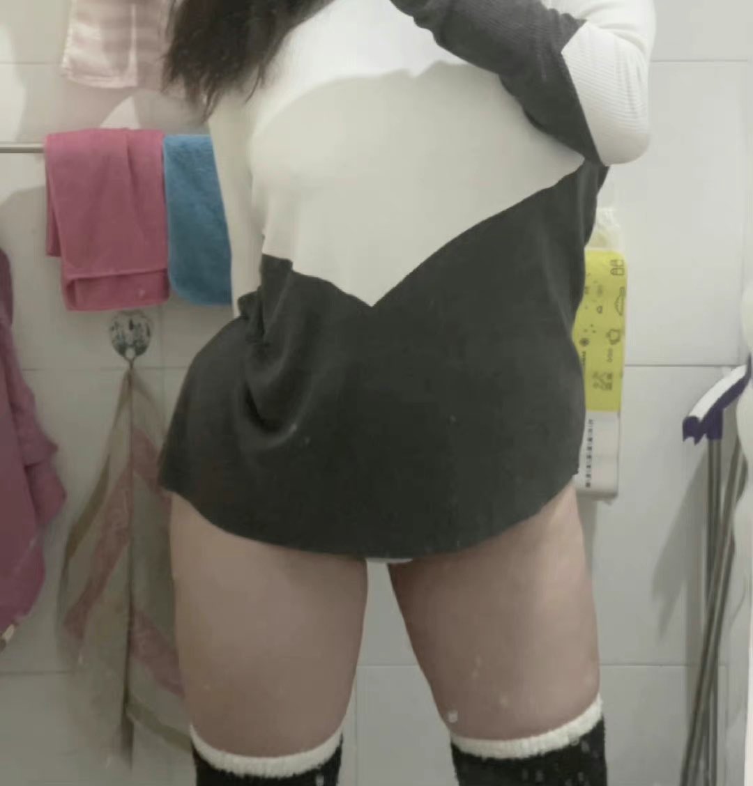 昨天睡的这一觉是真捏妈舒服，练了俩点儿累的透透的，前天又做了脱毛，洗漱一下，填满加湿器，给香薰机换个精油。前调是姜和野百合，中调微辣又带一点乳香、杉木，后调是催情的麝香和檀香。疏通糟乱的卷发，细细的拍好橄榄水和科颜氏面霜，一会儿要吃苹果，唇膜就算了。接着是大腿根和厚唇，奶霜里兑一点传明酸和vc，全部拍按服帖以后，香薰的味道也充盈了。踩着厚绒拖鞋，腿夹着垃圾桶开始削苹果，刀片一顿，果皮断了，些些烦躁，切了一首歌。又是检查单，验血验尿心电图脑ct全腹超声，久病成医，看着下降异常上升阳性的数据，我也参透了三七二十一。对症下药，为了不住院做手术，我翻翻中医看看百度，找了几个非处方的药记下来明天去买。长舒一口气，关了书桌灯。照常把床上用玩偶摆的满满登登，谁也不知道十月初会这么冷，没来暖气之前我得盖两层厚被子。实在是困了，打开网易云收藏的古典巴洛克安眠歌单，设置好智能睡眠模式，把手机放到床柜上离远枕头，拿出我新买的玩具，用抑菌凝胶清洁干净，用左腿撑起厚重的被子，找了个舒服的姿势，开始测试。从没试过这种吮吸，奇怪又新奇的感觉，柔软冰凉湿润的小孔，完全包住，开始缓慢的震动，真爽，只二十多秒，就又要决堤的快感。不甘心，但受不了。关掉电源，依然保持姿势朝天躺着，手里把玩着全硅胶的小兔，本心想着清理干净再喝口水，但浑身绵软，不觉得就睡着了。