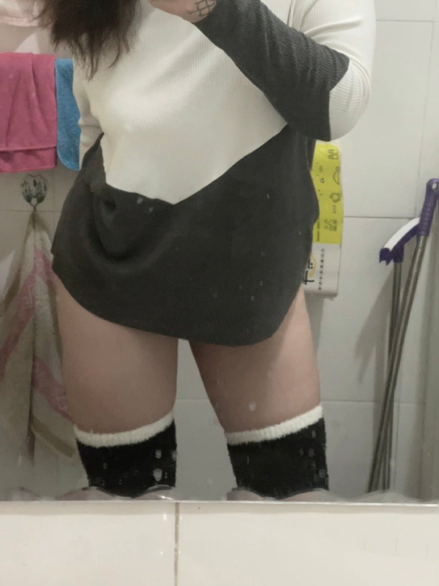 昨天睡的这一觉是真捏妈舒服，练了俩点儿累的透透的，前天又做了脱毛，洗漱一下，填满加湿器，给香薰机换个精油。前调是姜和野百合，中调微辣又带一点乳香、杉木，后调是催情的麝香和檀香。疏通糟乱的卷发，细细的拍好橄榄水和科颜氏面霜，一会儿要吃苹果，唇膜就算了。接着是大腿根和厚唇，奶霜里兑一点传明酸和vc，全部拍按服帖以后，香薰的味道也充盈了。踩着厚绒拖鞋，腿夹着垃圾桶开始削苹果，刀片一顿，果皮断了，些些烦躁，切了一首歌。又是检查单，验血验尿心电图脑ct全腹超声，久病成医，看着下降异常上升阳性的数据，我也参透了三七二十一。对症下药，为了不住院做手术，我翻翻中医看看百度，找了几个非处方的药记下来明天去买。长舒一口气，关了书桌灯。照常把床上用玩偶摆的满满登登，谁也不知道十月初会这么冷，没来暖气之前我得盖两层厚被子。实在是困了，打开网易云收藏的古典巴洛克安眠歌单，设置好智能睡眠模式，把手机放到床柜上离远枕头，拿出我新买的玩具，用抑菌凝胶清洁干净，用左腿撑起厚重的被子，找了个舒服的姿势，开始测试。从没试过这种吮吸，奇怪又新奇的感觉，柔软冰凉湿润的小孔，完全包住，开始缓慢的震动，真爽，只二十多秒，就又要决堤的快感。不甘心，但受不了。关掉电源，依然保持姿势朝天躺着，手里把玩着全硅胶的小兔，本心想着清理干净再喝口水，但浑身绵软，不觉得就睡着了。