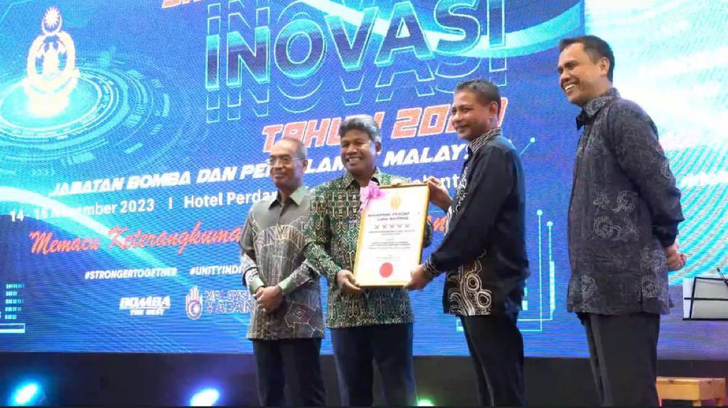 selangor_bomba's tweet photo. 16.11.23 - @bombaJBPM Selangor terima Anugerah 5 bintang S’pena Minggu Inovasi Peringkat JBPM serta meraih tempat ke-3 Pertandingan Pidato 2023 
Hadiah disampaikan oleh YAS Dato’ Sri @KP_bombaJBPM https://t.co/rkdZPjIvwj