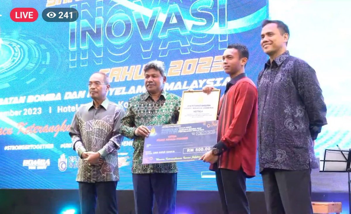 selangor_bomba's tweet photo. 16.11.23 - @bombaJBPM Selangor terima Anugerah 5 bintang S’pena Minggu Inovasi Peringkat JBPM serta meraih tempat ke-3 Pertandingan Pidato 2023 
Hadiah disampaikan oleh YAS Dato’ Sri @KP_bombaJBPM https://t.co/rkdZPjIvwj