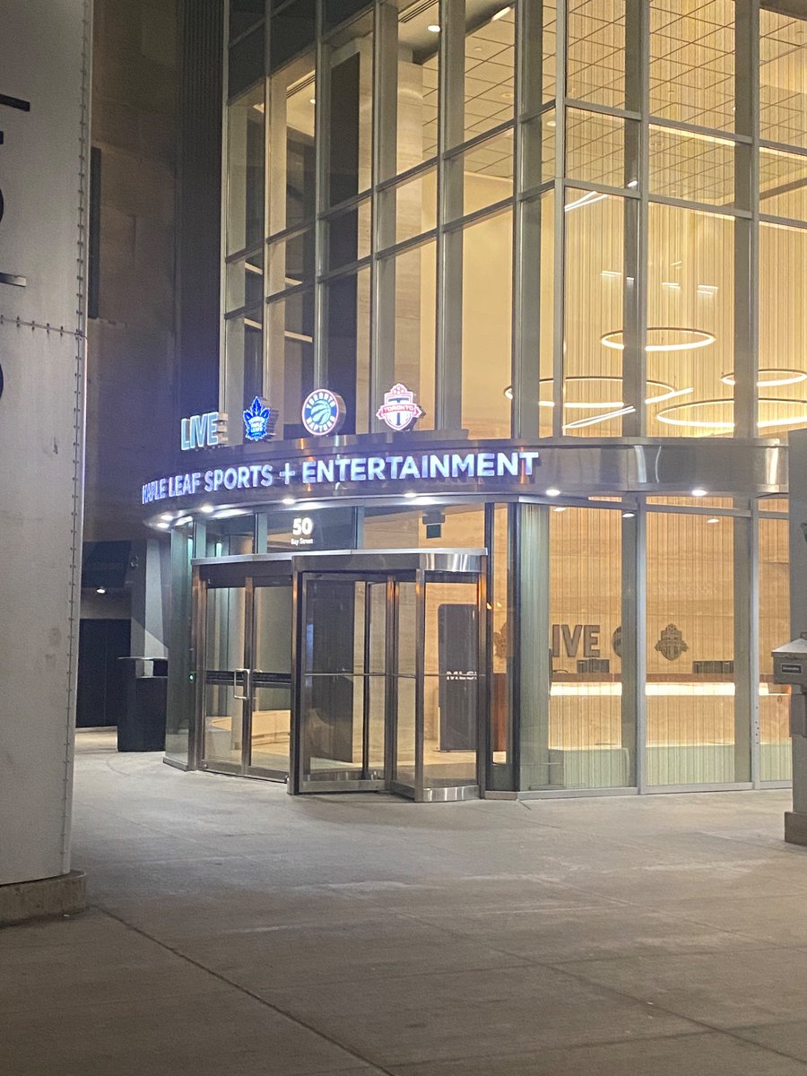 dontyou_mind's tweet photo. TORONTO! the line for The 1975 satvb has started! we are located at 50 bay street/beside the maple leaf sports centre. we will provide updates often. it’s just the 3 of us, we will give you a wristband and a number when u arrive!
@the1975_thteam
@1975TOUpdates
@The1975_Tour https://t.co/gEGk3xdltr