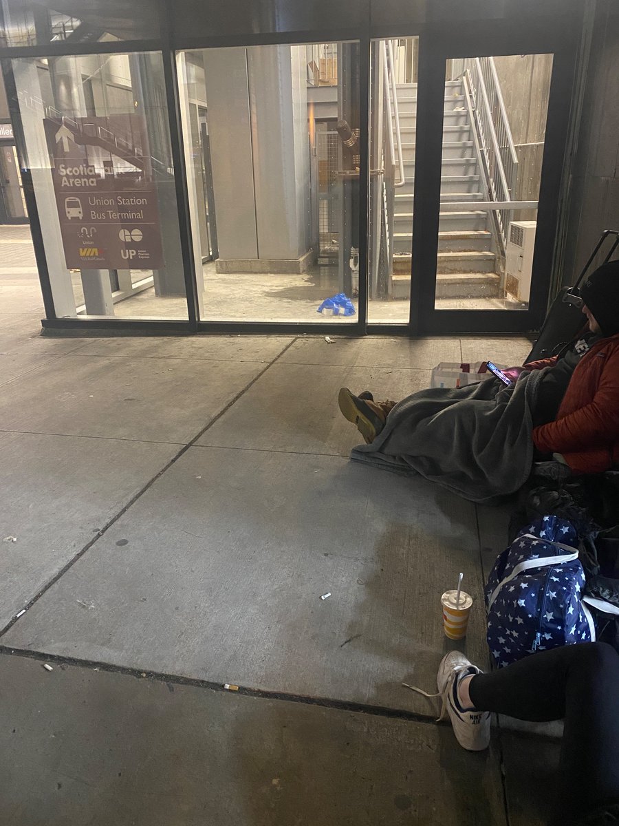 dontyou_mind's tweet photo. TORONTO! the line for The 1975 satvb has started! we are located at 50 bay street/beside the maple leaf sports centre. we will provide updates often. it’s just the 3 of us, we will give you a wristband and a number when u arrive!
@the1975_thteam
@1975TOUpdates
@The1975_Tour https://t.co/gEGk3xdltr