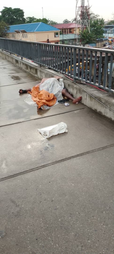 A corpse has been sited on the last pedestrian bridge outward Mushin In Oshodi, Lagos State.

A passerby said the corpse was first spotted on Tuesday and was at the same spot this morning.
<a href="/Mr_JAGs/">Jubril A. Gawat</a> <a href="/LasepaOfficial/">LASEPA</a> <a href="/BenHundeyin/">Benjamin Hundeyin</a> <a href="/kunle_adeshina/">kunle adeshina</a> <a href="/Adamimogofm/">Adamimogo FM Lagos</a>