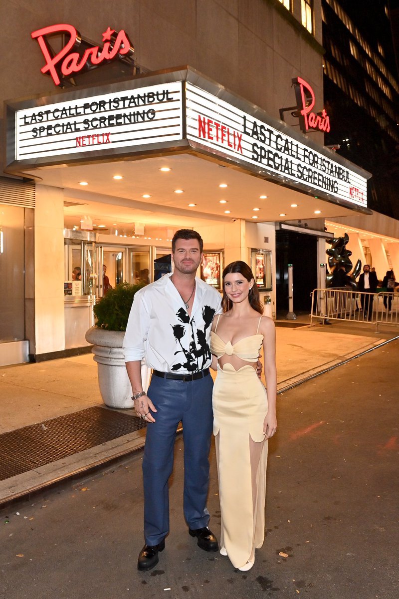 ktatlitugnews's tweet photo. Kıvanç Tatlıtuğ ve Beren Saat'in başrollerini paylaştığı #İstanbulİçinSonÇağrı’nın özel gösterimi, bugün New York'un ikonik salonu Paris Theatre’da (Paris Tiyatrosu) gerçekleştirildi. https://t.co/oc0xtDnZqm