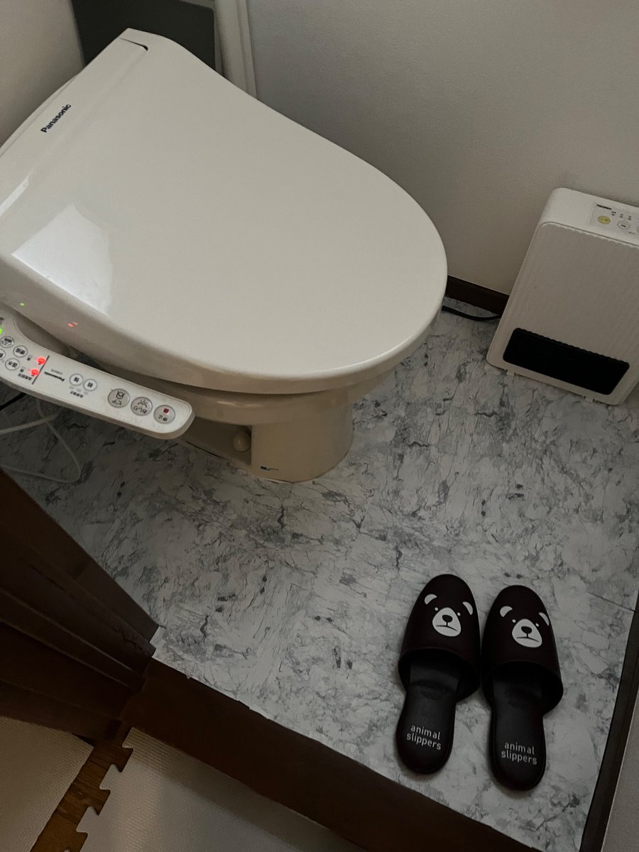 sunarin628's tweet photo. ダイソーの防水フロアステッカー
大理石風（白）を買って
トイレと玄関の床に付けてみたけど
いい感じ✨ https://t.co/rRgd0pQvyM