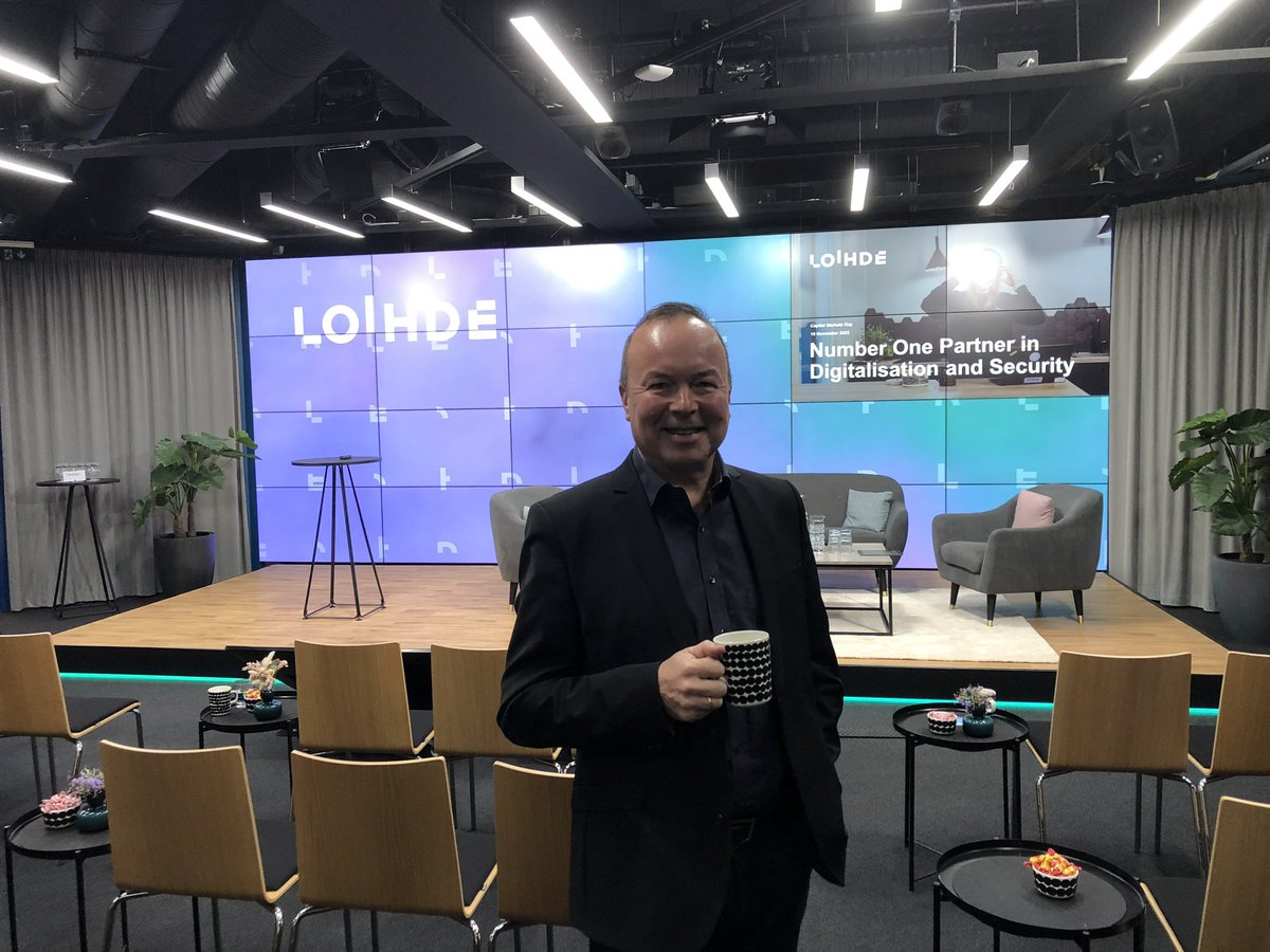 #behindthescenes Kuulemma yksi vuoden tärkeimpiä CMD:tä tänään, kertoi <a href="/Inderes/">Inderes</a> hallituksen pj <a href="/kajhagros/">Kaj Hagros</a> , joka tarkkailee samalla myös <a href="/flikhelsinki/">FLIK</a> tuotannon sujuvuutta täällä…🙂

Vartin päästä alkaa #LoihdeCMD stay tuned.