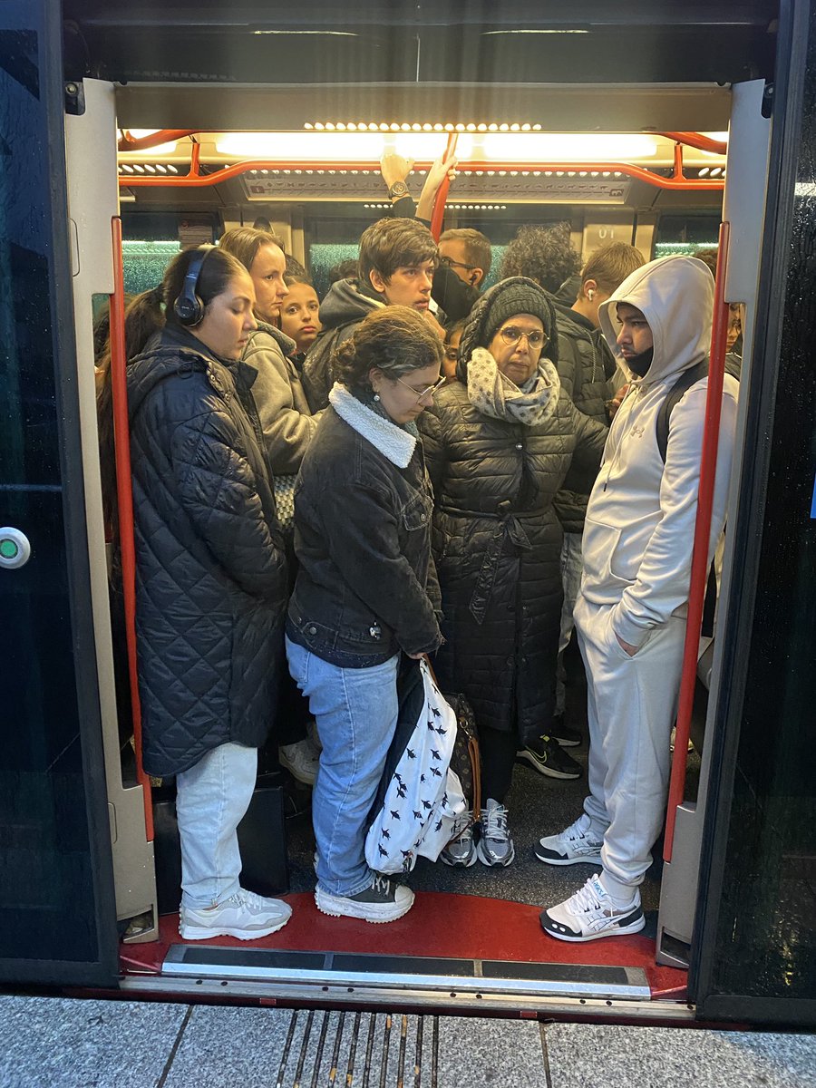 priviere03's tweet photo. Je veux bien privilégier les transports en commun pour aller travailler mais le tram @smtc c’est l’enfer… quand il faut attendre 3 trams ça allonge considérablement les temps de trajet. @olivierbianchi1 ? Pas moyen d’augmenter la fréquence en période de pointe et de travaux ? https://t.co/BFUn6qAtXC