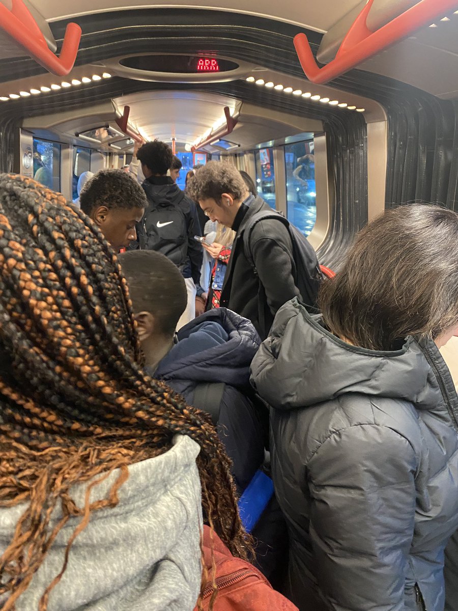 Je veux bien privilégier les transports en commun pour aller travailler mais le tram <a href="/smtc/">Show me the Code</a> c’est l’enfer… quand il faut attendre 3 trams ça allonge considérablement les temps de trajet. <a href="/olivierbianchi1/">Olivier Bianchi</a> ? Pas moyen d’augmenter la fréquence en période de pointe et de travaux ?