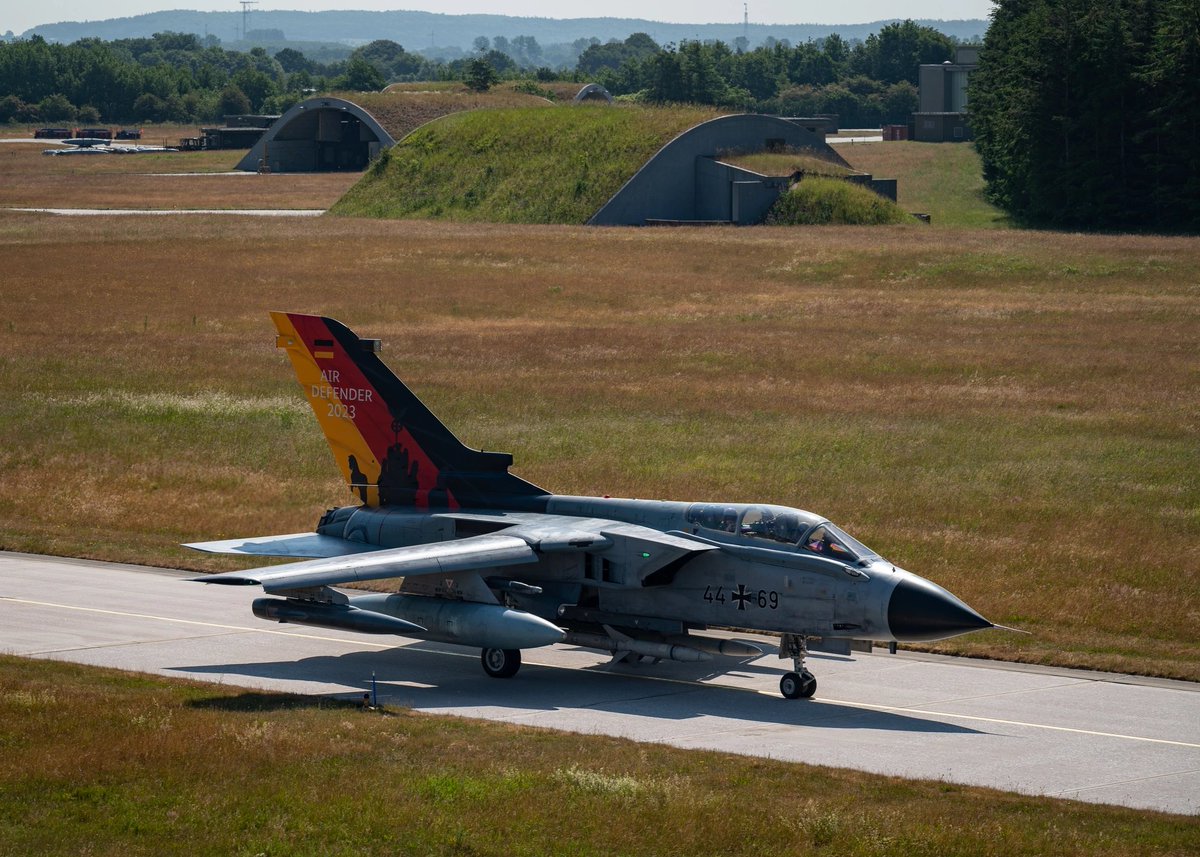 Roberto_yeager's tweet image. #TornadoTuesday
Uno de los #Tornado ECR alemanes, carreteando por Jagel AB, durante el ejercicio #AirDefender2023 (U.S. Air National Guard photo by Tech. Sgt. Sarah M. McClanahan) dvidshub.net/image/7854542/…