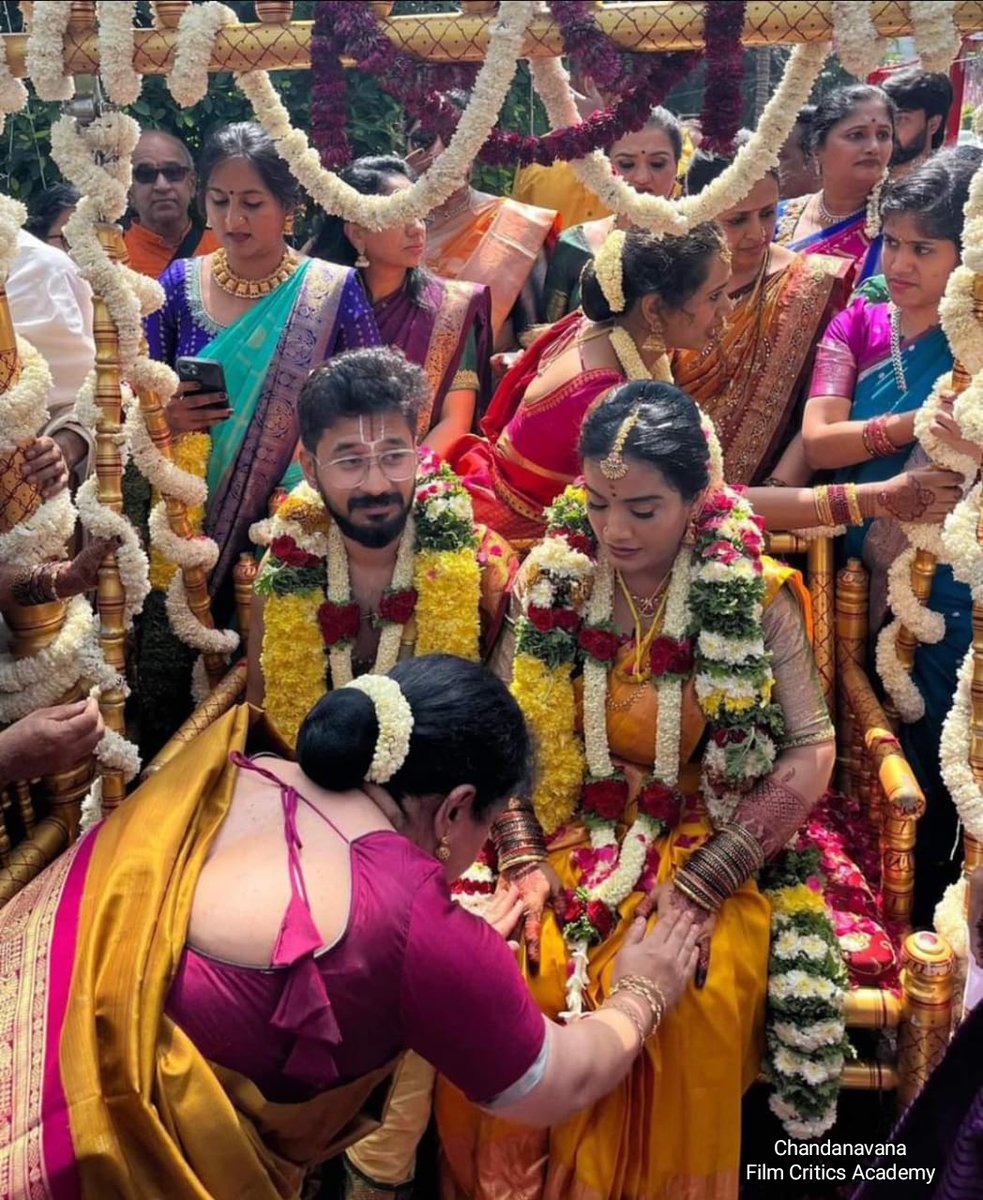 ಸ್ಯಾಂಡಲ್ ವುಡ್ ಯುವ ಸಂಗೀತ ನಿರ್ದೇಶಕ, ಗಾಯಕ ವಾಸುಕಿ ವೈಭವ್ ಮತ್ತು ರಂಗಭೂಮಿ ಕಲಾವಿದೆ ಬೃಂದಾ ಅವರ ವೈವಾಹಿಕ ಜೀವನ ಸುಖಕರವಾಗಿರಲಿ. ದಾಂಪತ್ಯ ಜೀವನಕ್ಕೆ ಕಾಲಿಟ್ಟ ಜೋಡಿಗೆ ಶುಭಾಶಯಗಳು.

#VasukiVaibhav #Brunda #Marriage #ChandanavanaFilmCriticsAcademy