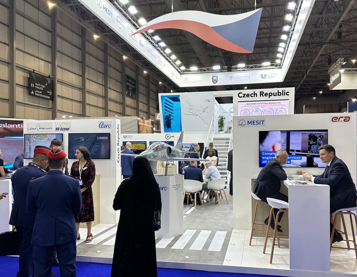 Stále jsme v Dubaji na Dubai Airshow 2023 a vše je zde ve znamení letectví, kosmonautiky a inovací. ✈️🌍 
Prezentujeme naše letecké systémy, řešení pro leteckou i pozemní komunikaci a strojírenské služby pro tyto nejnáročnější obory.