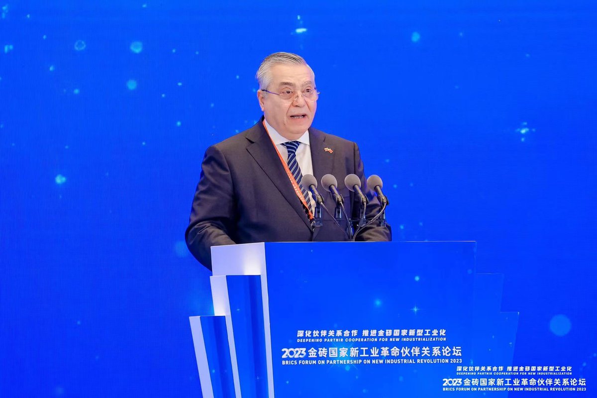 EmbaVEChina's tweet photo. El Emb. Giuseppe Yoffreda participó en el V Foro de los #BRICS de la Asociación para la Nueva Revolución Industrial #PartNIR en #Xiamen, donde expuso los avances de #Venezuela en el área tecnológica e industrial @NicolasMaduro @delcyrodriguezv @yvangil @Gabrielasjr https://t.co/NBd3fOKFBe