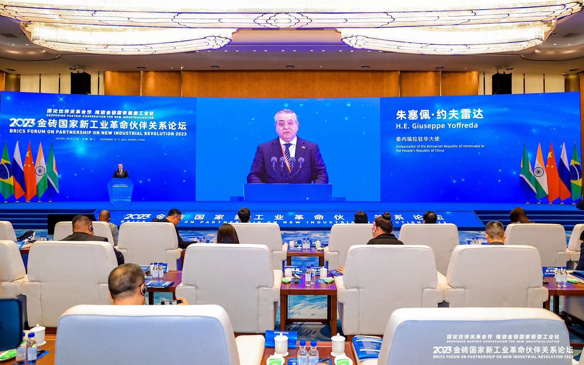 EmbaVEChina's tweet photo. El Emb. Giuseppe Yoffreda participó en el V Foro de los #BRICS de la Asociación para la Nueva Revolución Industrial #PartNIR en #Xiamen, donde expuso los avances de #Venezuela en el área tecnológica e industrial @NicolasMaduro @delcyrodriguezv @yvangil @Gabrielasjr https://t.co/NBd3fOKFBe