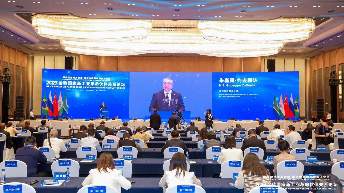 EmbaVEChina's tweet photo. El Emb. Giuseppe Yoffreda participó en el V Foro de los #BRICS de la Asociación para la Nueva Revolución Industrial #PartNIR en #Xiamen, donde expuso los avances de #Venezuela en el área tecnológica e industrial @NicolasMaduro @delcyrodriguezv @yvangil @Gabrielasjr https://t.co/NBd3fOKFBe