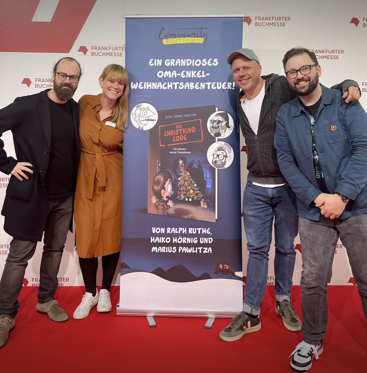 ralphruthe's tweet photo. Ich veröffentliche seit fast 30 Jahren Bücher.
Und wisst ihr, was ich noch nie hatte? Einen Spiegel Bestseller.
Die Spiegel-Bestsellerliste umfasst alle Werke aus den Bereichen Belletristik, Sachbuch, Hörbücher, Kinder- und Jugendbuch, die innerhalb von ca. vier Wochen am häufigsten im deutschen Buchhandel verkauft wurden.
Zwei einfache Gründe dafür, warum ihr mich in dieser Liste bisher nie finden konntet:
1. Ich mache Cartoons.
Cartoons sind eine eigene Kategorie und werden nicht erfasst.
2. Meine Bücher verkaufen sich nicht häufig genug.
Letztes Jahr erschien mit DAS KLO mein erstes Kinderbuch, das ich gemeinsam mit @HaikoHoernig  schrieb und mit @pengboom illustrierte und worin wir zu dritt über ein halbes Jahr Arbeit und Liebe investiert haben,
Mit dem Buch hätte ich zum ersten mal seit 30 Jahren theoretisch die Chance gehabt, in der Bestsellerliste zu landen. DAS KLO lief auch gar nicht schlecht. Im oben genannten Zeitraum verkaufte es sich allerdings leider viel zu schleppend.
Vor zwei Wochen, am 3. 11., ist mein zweites Kinderbuch erschienen: "Der Christkind Code - Ein Monster unterm Tannenbaum“. Und ehrlich, ich würde mir sehr wünschen, auf einem meiner Bücher auch mal den SPIEGEL-Bestseller-Sticker zu sehen. Zum einen, weil so ein Sticker für noch mehr Wahrnehmung sorgt und der Band in den Buchhandlungen dann deutlich besser platziert wird, wodurch ihn mehr Leute kaufen. Zum anderen, weil Haiko, Marius, unsere Redakteurin Hanna und ich gerne weiter Kinderbücher machen würden. Und das steht grade extrem auf der Kippe, weil der Aufwand, diese Bücher zu machen und ihr kommerzieller Erfolg in keinem Verhältnis stehen.
Deshalb folgt nun ein Aufruf:
solltet ihr sowieso mit dem Gedanken spielen, euch "Der Christkind Code - Ein Monster unterm Tannenbaum“ zuzulegen (für euch selbst, oder um das Buch an Heiligabend zu verschenken), dann möchte ich euch bitten, damit nicht mehr bis Dezember zu warten. Dem Titel bleiben noch maximal 14 Tage Zeit für eine Platzierung in der Bestseller-Liste. Dabei macht es übrigens keinen Unterschied, ob ihr den Titel in eurer Buchhandlung kauft, dort bestellt, oder online ordert (z. B. hier: https://t.co/LsZuf7Ht0G ). Jeder offiziell als "verkauft" gezählte Band in den nächsten zwei Wochen trägt zur Platzierung bei.
Wenn ihr das Buch nicht haben möchtet, oder ihr nicht die finanziellen Möglichkeiten habt, es zu kaufen, retweetet bitte diesen Tweet - damit helft ihr uns auch.
Dankeschön sagen Haiko, Marius, Hanna und ich