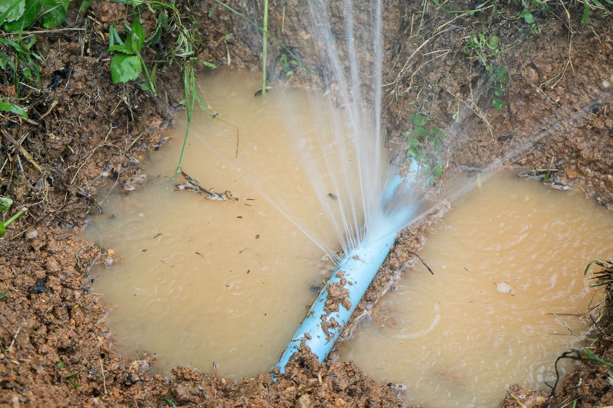 Experiencing a burst water main? Our rapid response certified engineers are on the case! 🚧 #WaterMainRepair #EmergencyResponse