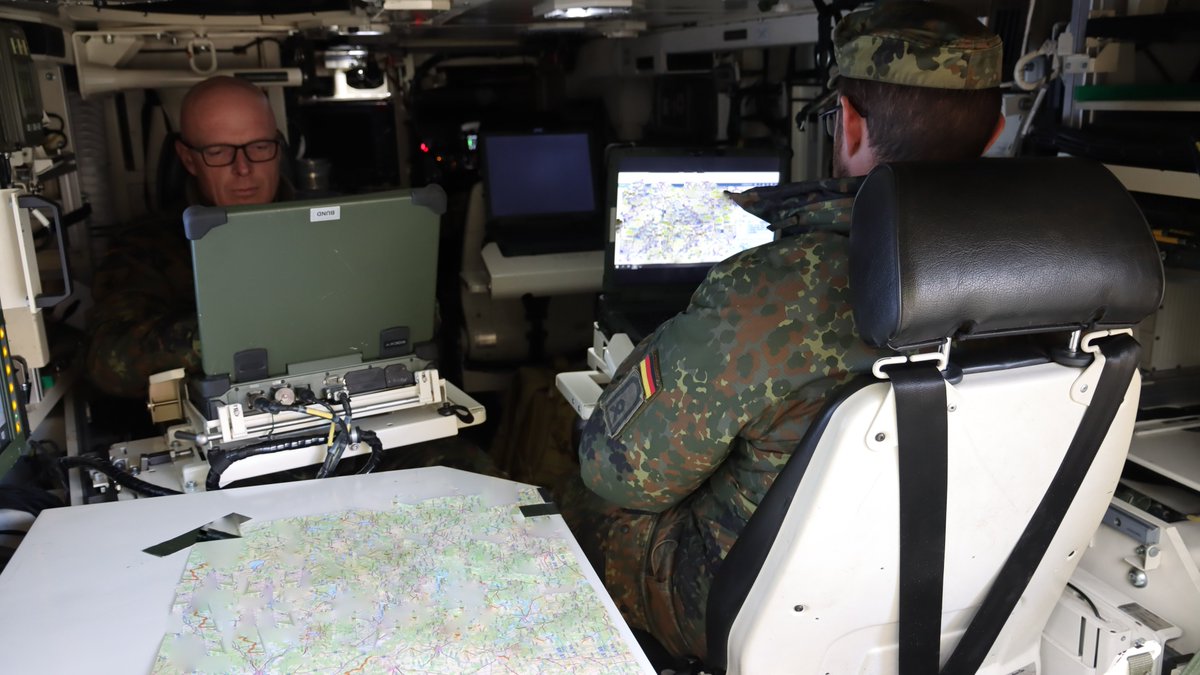 Deutsches_Heer's tweet photo. #Gefechtsstandübung auf Brigadeebene: #1Panzerdivision #Heer übt mit ihren Brigaden sowie der multinationalen Partnerbrigade 20. Armoured Brigade Combat Team der @BritishArmy. Schwerpunkt in #Augustdorf: Operationen aus dem mobilen Gefechtsstand heraus planen & führen. https://t.co/OxMEYeRs9a