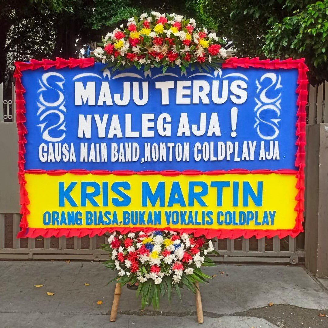 Ini beneran ga sih Aldi Taher dapet papan bunga dari Coldplay?!🙄