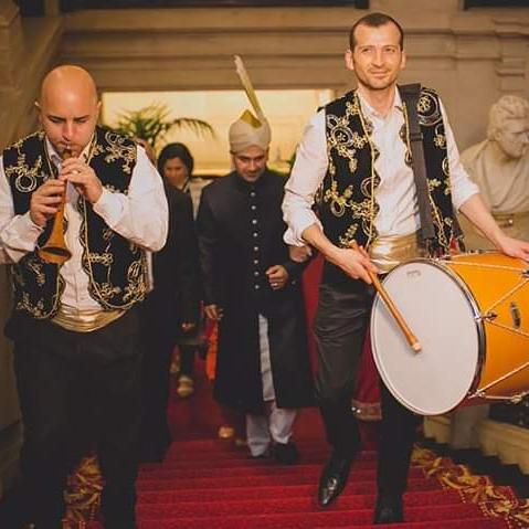 Yöresel kıyafet ve kendi aracınızla geliyoruz işmitimide ücret veriliyor efendim. Davul zurna kiralama telefon📞 0536 766 59 37.efedim arayın yartımcı olalım.