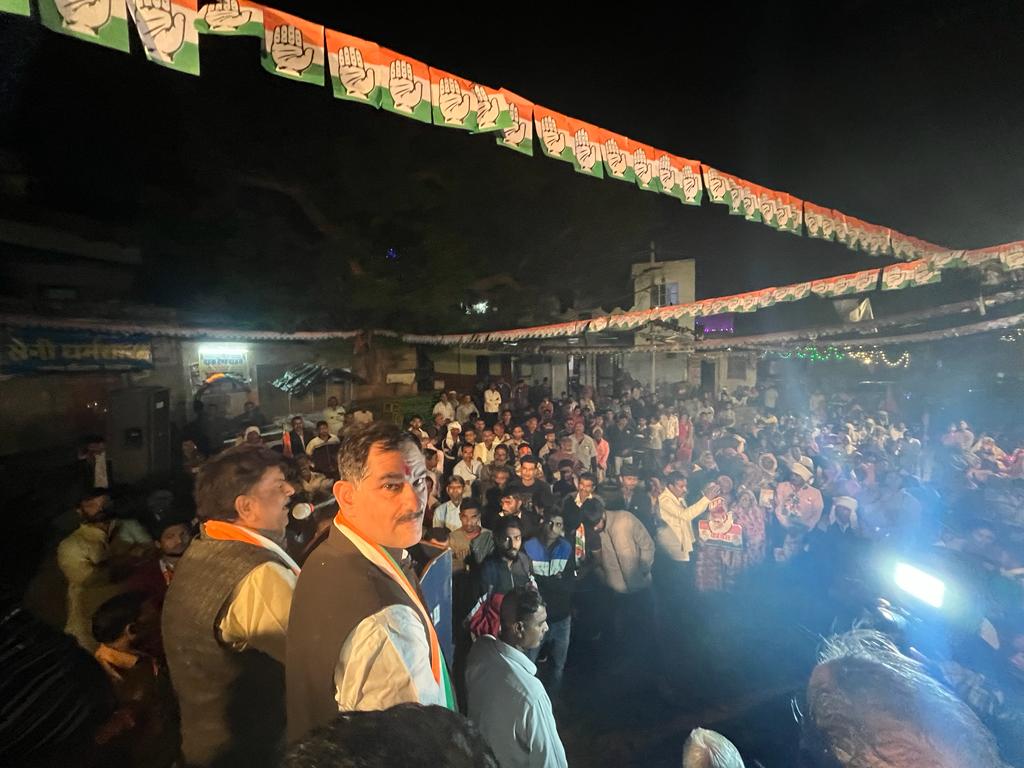 अलवर मेरे दिल में बस्ता है, अलवर को देश में अग्रणी बनाने के लिए मुझे जो भी प्रयत्न करने होंगे वो मैं जरूर करूँगा।
कल अलवर शहर से कांग्रेस पार्टी के प्रत्याशी अजय अग्रवाल जी के समर्थन में  नुक्कड़ सभाओ में शामिल हुआ और कांग्रेस पार्टी की 7 गारंटी के बारे में जनता को समझाया।