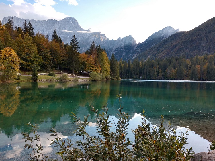 CiaoNico's tweet photo. Malerisch liegen die bezaubernden #Laghi di #Fusine in einer Mulde in den Julischen Alpen. Die #Seen sind einer der schönsten Orte der Region #Friaul-Julisch Venetien. Erreicht haben wir sie von #Tarvis mit dem MTB.👉https://t.co/voTvnwYp9p @FVGlive @IlTarvisiano @SonoitaliaInfo https://t.co/eU10E2TdsB