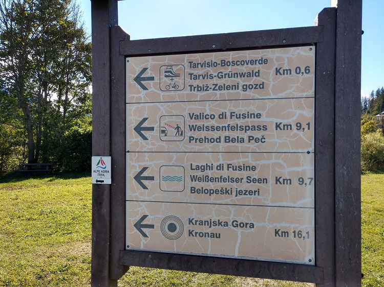 CiaoNico's tweet photo. Malerisch liegen die bezaubernden #Laghi di #Fusine in einer Mulde in den Julischen Alpen. Die #Seen sind einer der schönsten Orte der Region #Friaul-Julisch Venetien. Erreicht haben wir sie von #Tarvis mit dem MTB.👉https://t.co/voTvnwYp9p @FVGlive @IlTarvisiano @SonoitaliaInfo https://t.co/eU10E2TdsB