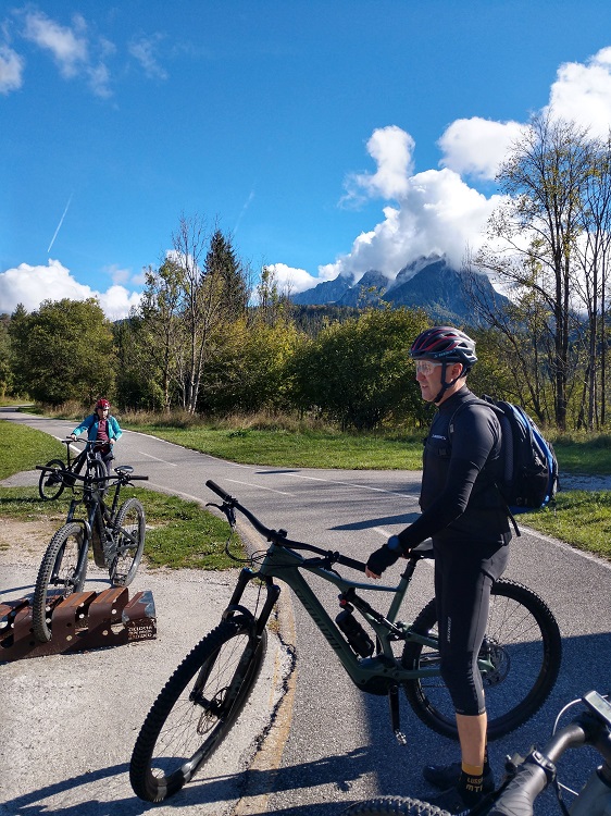 CiaoNico's tweet photo. Malerisch liegen die bezaubernden #Laghi di #Fusine in einer Mulde in den Julischen Alpen. Die #Seen sind einer der schönsten Orte der Region #Friaul-Julisch Venetien. Erreicht haben wir sie von #Tarvis mit dem MTB.👉https://t.co/voTvnwYp9p @FVGlive @IlTarvisiano @SonoitaliaInfo https://t.co/eU10E2TdsB