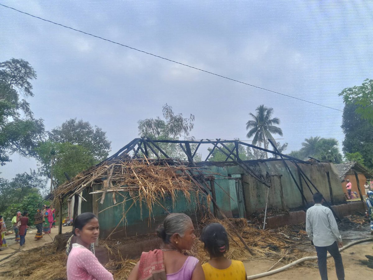 RanjitIndramani's tweet photo. ବଡ଼ ଦୁଃଖ ର ଖବର ଆଜି ତା ୧୬/୧୧/୨୦୨୩ ରିଖ କେନ୍ଦୁଝର ଜିଲ୍ଲା, ହରିଚନ୍ଦନ ପୁର ବ୍ଲକ,ଭଗାମୁଣ୍ଡା ଗ୍ରା.ପ ଅନ୍ତର୍ଗତ ନୂଆଗାଁ ଗ୍ରାମର ଏକ ଘର ସହ ଆସବାବପତ୍ର ଓ ପୋଷାକ ଇତ୍ୟାଦି ପୋଡ଼ି ପାଉଁଶ ହୋଇଯାଇଛି।ଏହି ଗରିବ ଆଦିବାସୀ ପରିବାର କୁ ସରକାରୀ ସାହାଯ୍ୟ ନିତାନ୍ତ ଜରୁରୀ। https://t.co/E5oESuelra