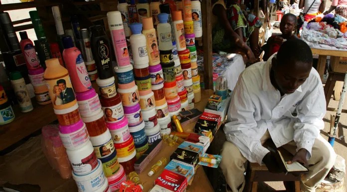 EMentouga's tweet image. ❌ Le blanchiment de la peau, un business très juteux pour les marques de cosmétiques.

#ericrodriguementouga #trianglesacré #depigmentation #decapagedepeau #femmetendance