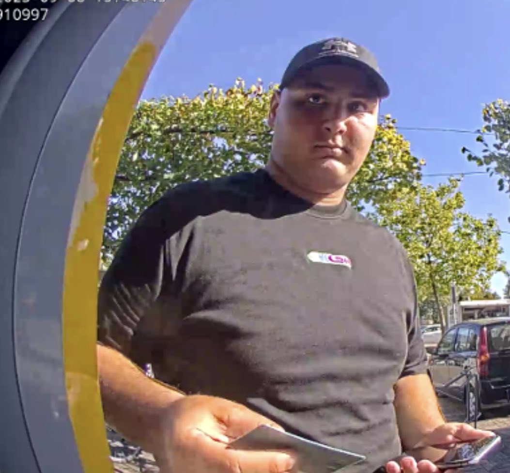 Wie herkent de verdachte? 
Een 75-jarige vrouw uit Hoofddorp wordt via een babbeltruc opgelicht. Tijdens telef contact met de zogenaamde fraudehelpdesk van een bank wordt ze bewogen haar pinpas en juwelen ter beveiliging af te staan. Deze worden even later opgehaald. 👇