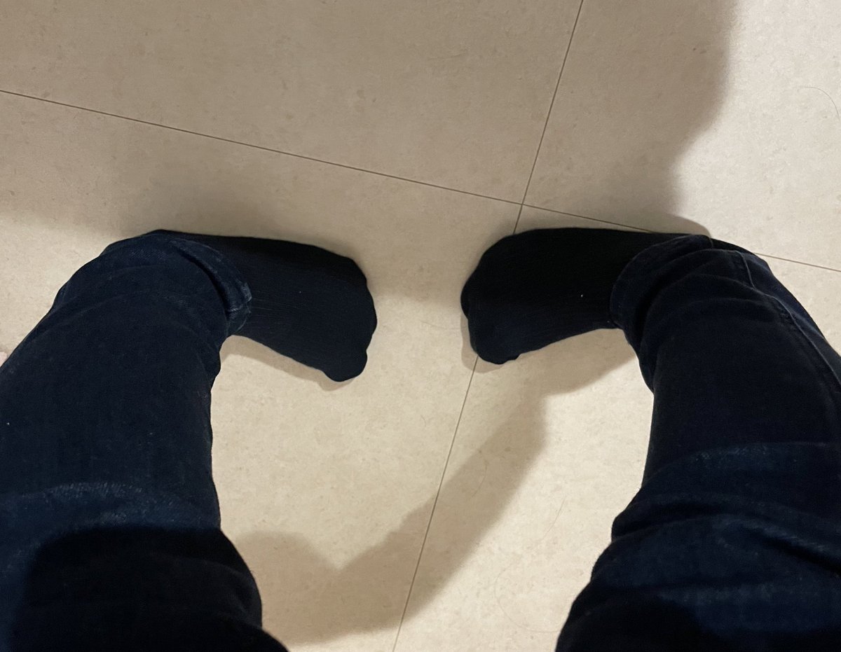 08OuT_o's tweet photo. マジでどうでもいい私の特技：足が内股にめっちゃ回る　でも見る？ https://t.co/v5VAf16drQ
