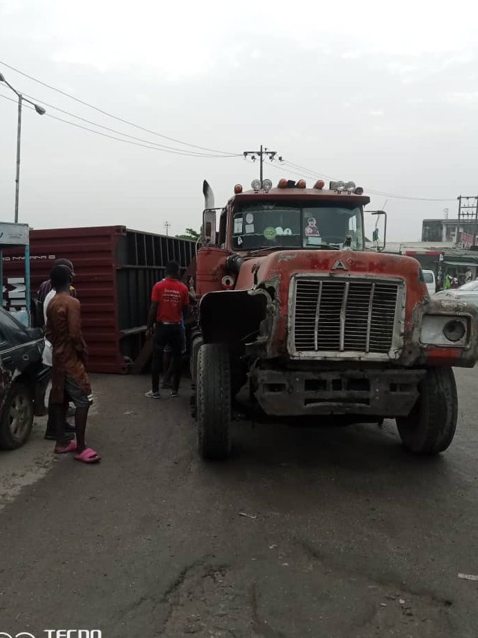 followlastma's tweet photo. [8:10AM] #Ago #AgoPalaceWay #BreakdownReport 

A container laden Truck had its container fall off on to the road at Ago Roundabout inward Pako.  

Effort is on for recovery and evacuation even as safety measures are being put in place. 

@Sola_Giwa @TrafficChiefNG @Gidi_Traffic https://t.co/S4C1GcOSOw