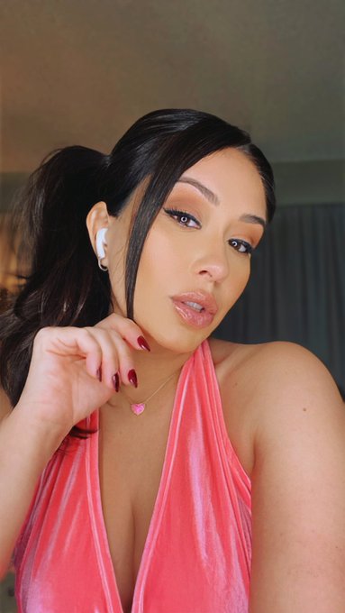 I feel like breaking beta-balls 💜🩸 Any takers? Retweet if you&rsquo;d gladly present your &ldquo;manhood&rdquo; for me<a href="/tag/wrinkledsoles"class="tags"><span>#wrinkledsoles</span></a>