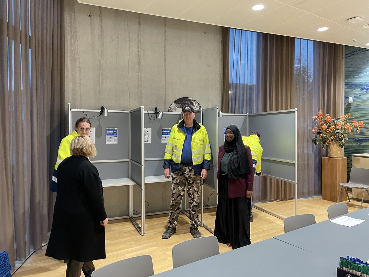 Weet u niet precies hoe het stemmen werkt? Vandaag kunt u proefstemmen in het gemeentehuis van <a href="/Zuidplas/">Gemeente Zuidplas</a> in Nieuwerkerk aan den IJssel. Vandaag en komende dagen veel collega’s in de weer met de voorbereiding voor volgende week woensdag