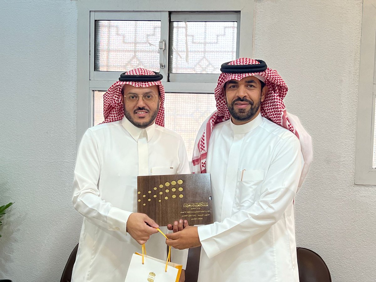 MOE_EEH's tweet photo. وحدة علاقات المعلمين بإدارة شؤون المعلمين تكرم مدير ثانوية الملك خالد ومدرب الروبوت ورائد النشاط الطلابي لمساهمتهم ودورهم في تحقيق الإنجاز الوطني الفوز بالمركز الأول في الأولمبياد العالمي للروبوت و حصل عليه الطالبان مجتبى السالم وماجد الماجد . https://t.co/t8eKRWaNqY